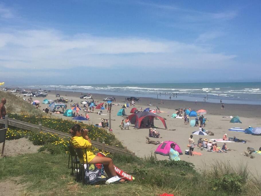 Relaxed Beach Retreat, Mod Family Friendly Bach Foxton Beach エクステリア 写真