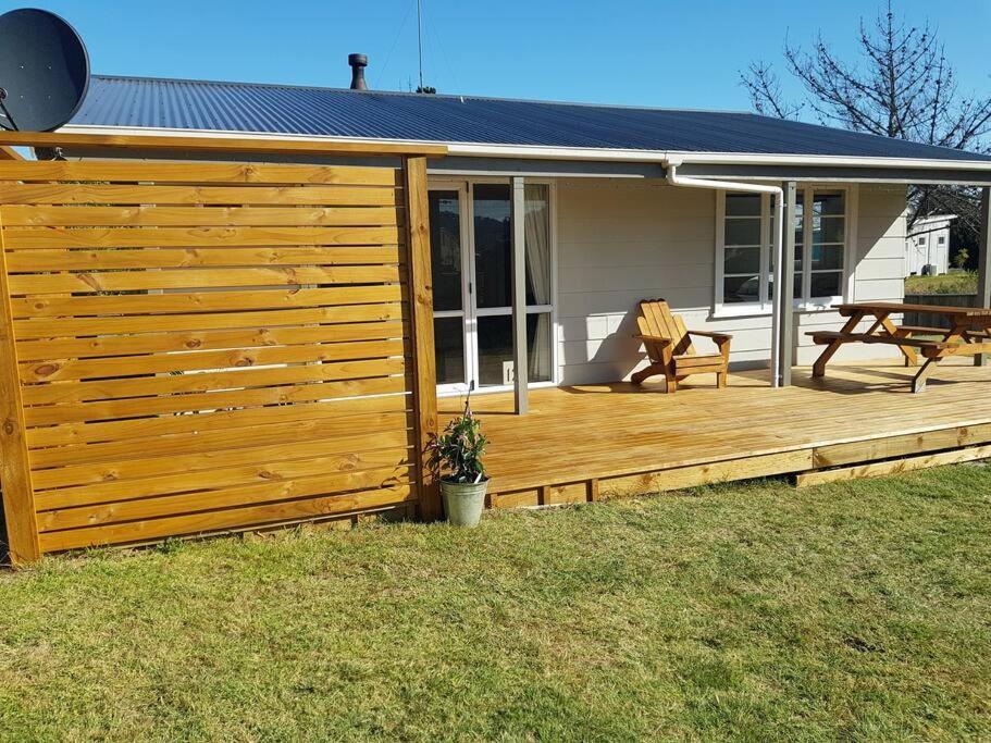 Relaxed Beach Retreat, Mod Family Friendly Bach Foxton Beach エクステリア 写真